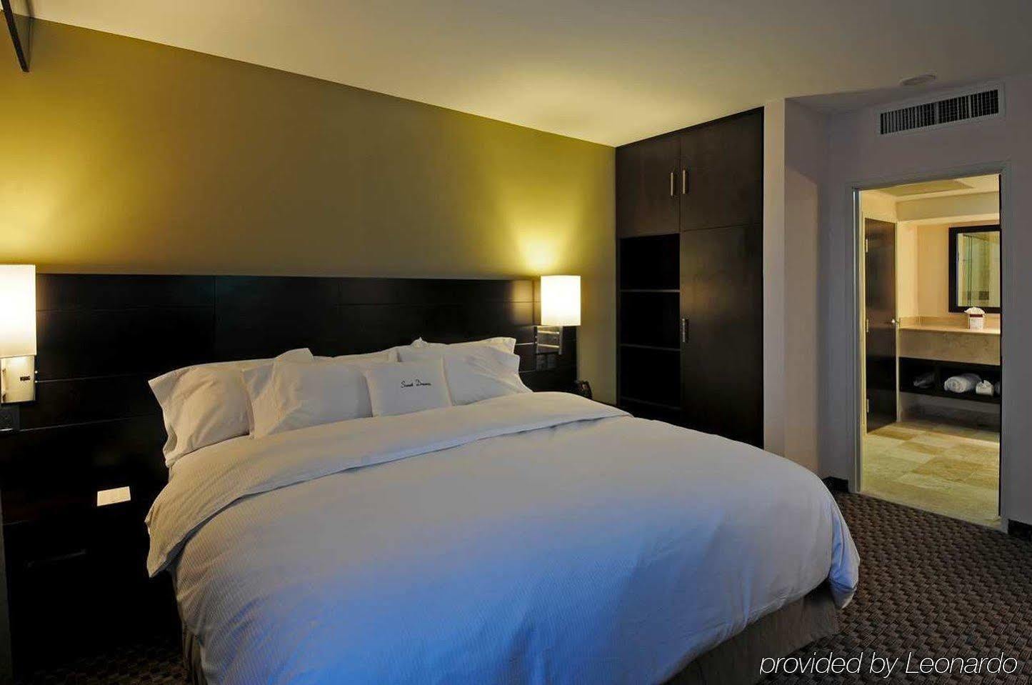 Doubletree By Hilton Queretaro Hotel Phòng bức ảnh